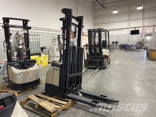 Crown ES 4000 Samopogonski ručni viljuškari