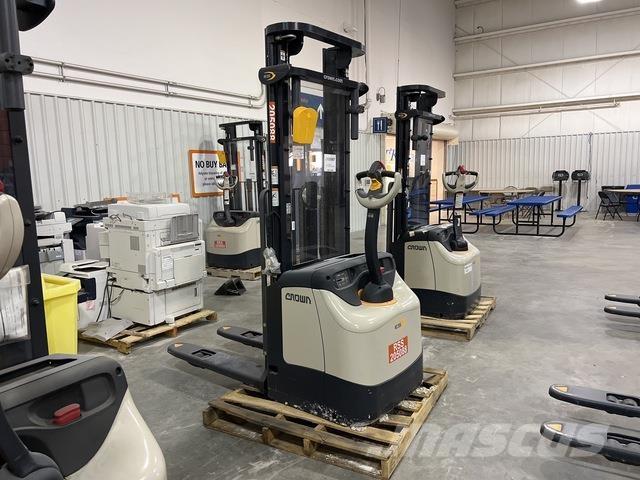 Crown ES 4000 Samopogonski ručni viljuškari