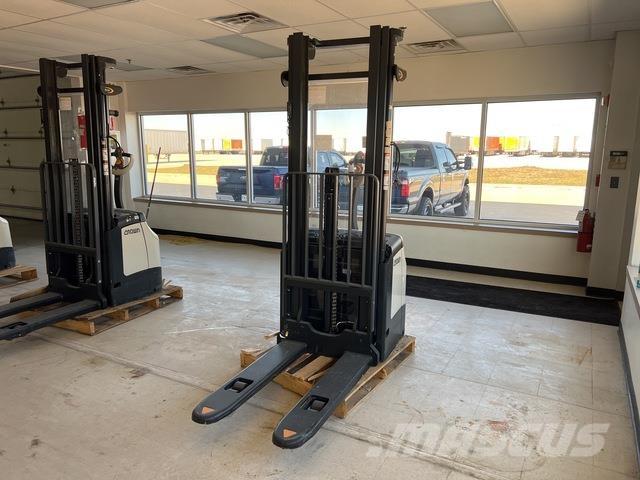 Crown ES 4000 Samopogonski ručni viljuškari