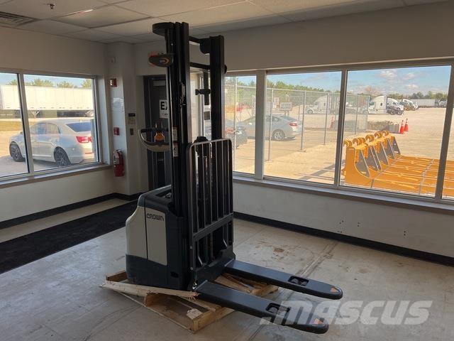 Crown ES 4000 Samopogonski ručni viljuškari