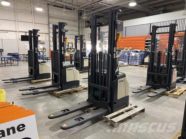 Crown ES 4000 Samopogonski ručni viljuškari