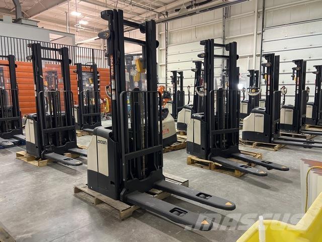 Crown ES 4000 Samopogonski ručni viljuškari