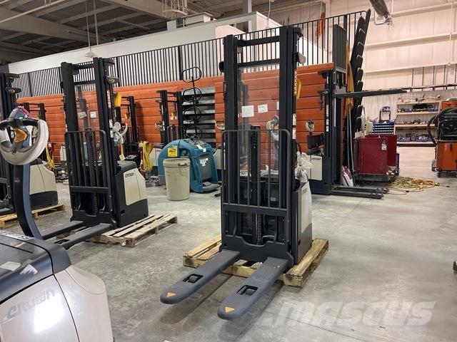 Crown ES 4000 Samopogonski ručni viljuškari