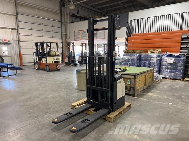 Crown ES 4000 Samopogonski ručni viljuškari