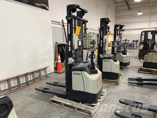 Crown ES 4000 Samopogonski ručni viljuškari