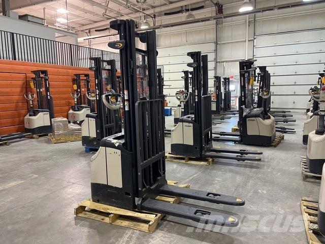 Crown ES 4000 Samopogonski ručni viljuškari