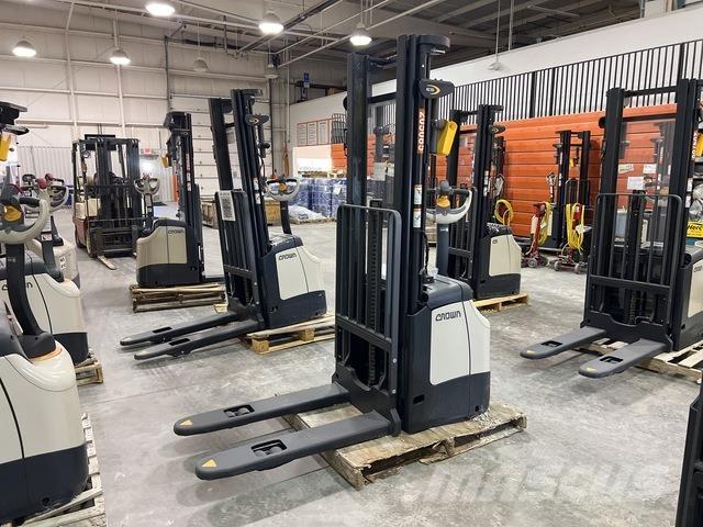 Crown ES 4000 Samopogonski ručni viljuškari