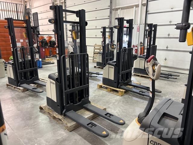 Crown ES 4000 Samopogonski ručni viljuškari