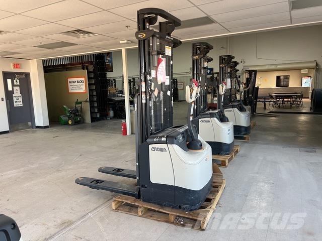 Crown ES 4000 Samopogonski ručni viljuškari