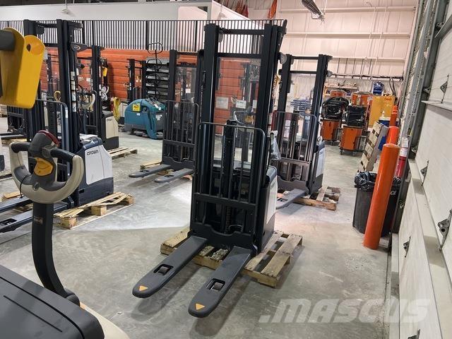 Crown ES 4000 Samopogonski ručni viljuškari