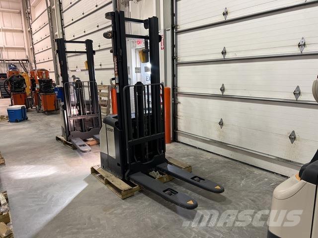 Crown ES 4000 Samopogonski ručni viljuškari