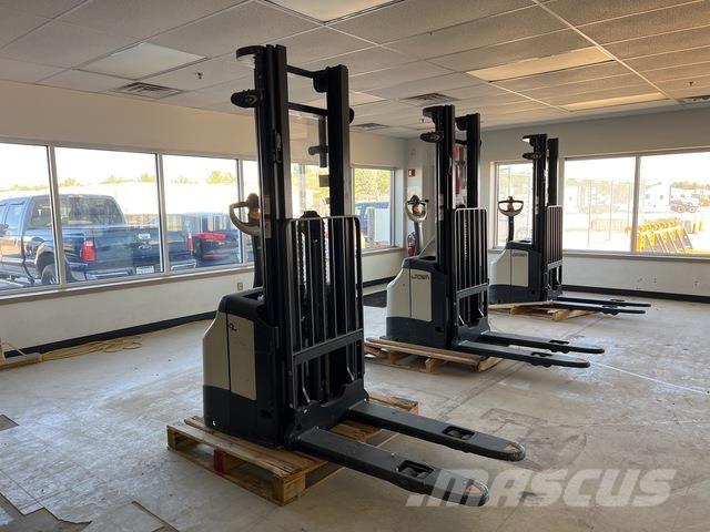 Crown ES 4000 Samopogonski ručni viljuškari