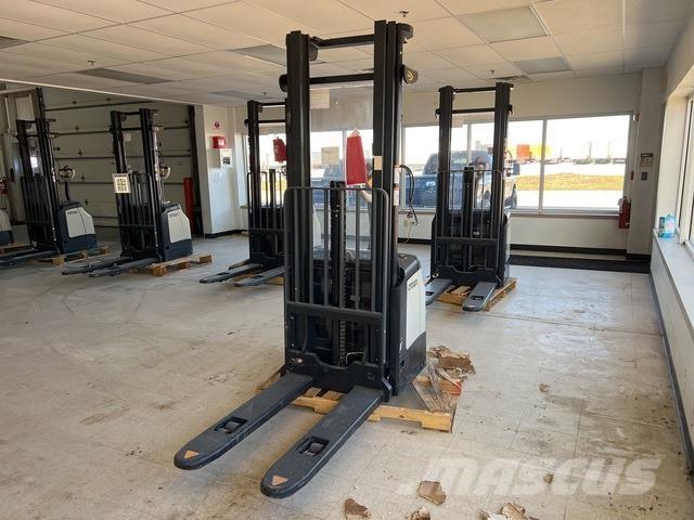 Crown ES 4000 Samopogonski ručni viljuškari