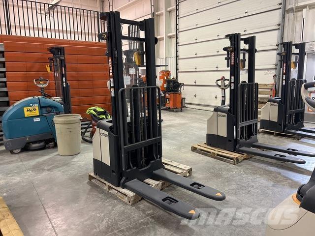 Crown ES 4000 Samopogonski ručni viljuškari