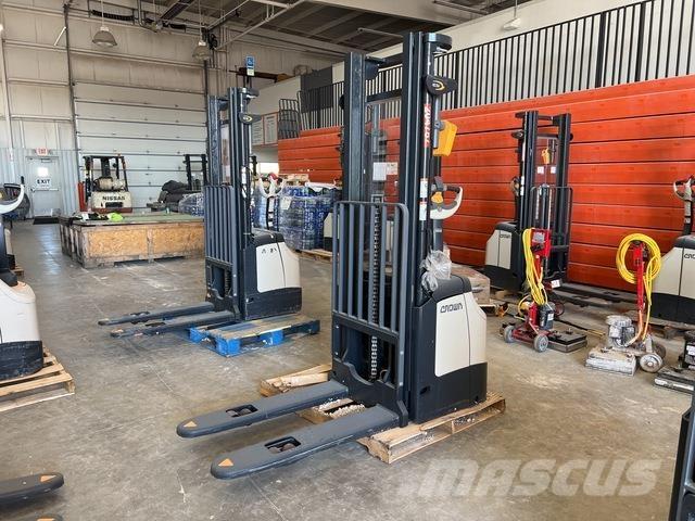 Crown ES 4000 Samopogonski ručni viljuškari