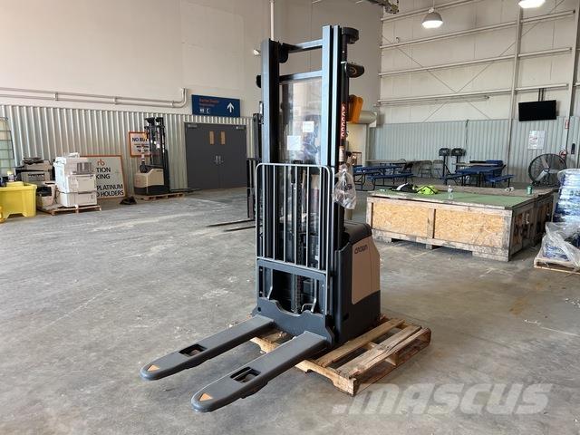 Crown ES 4000 Samopogonski ručni viljuškari