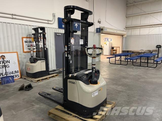 Crown ES 4000 Samopogonski ručni viljuškari