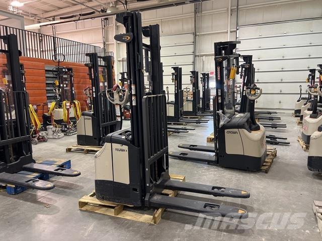 Crown ES 4000 Samopogonski ručni viljuškari