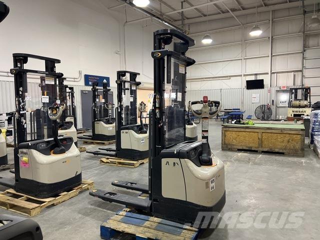 Crown ES 4000 Samopogonski ručni viljuškari