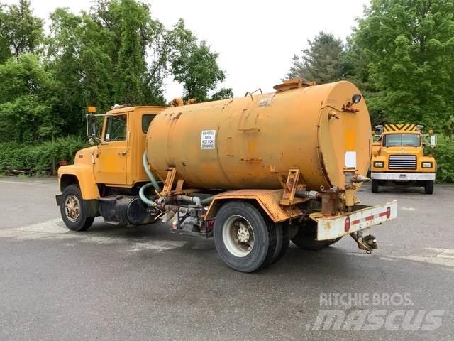 Ford L8000 Kamioni za vodu
