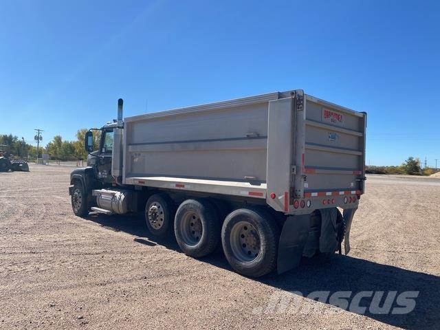 Mack CHN613 Kiperi kamioni