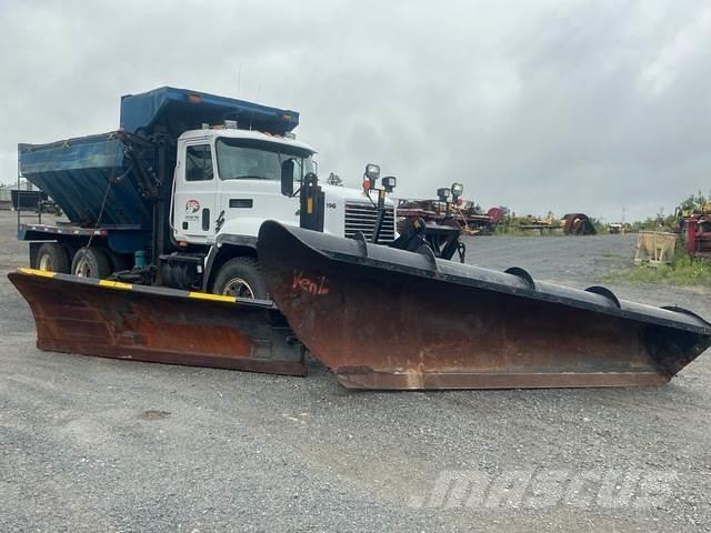 Mack CL713 Snežne daske i plugovi
