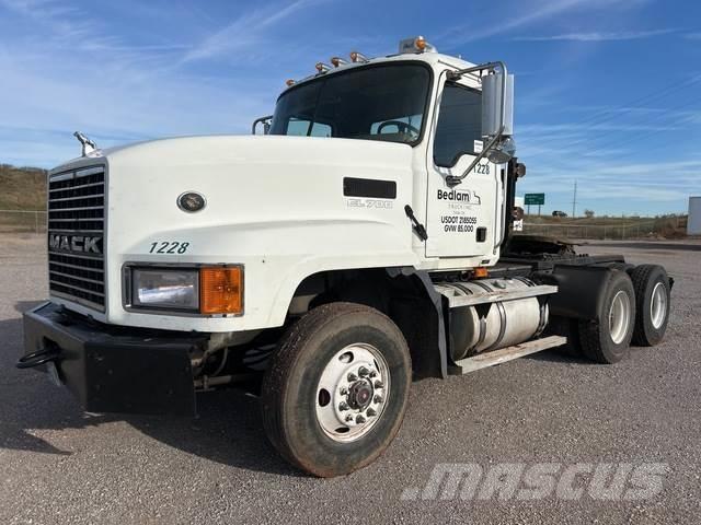 Mack CL733 Tegljači