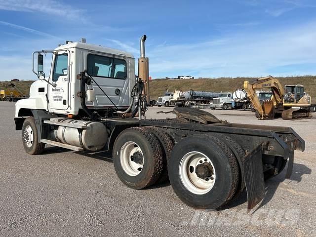 Mack CL733 Tegljači