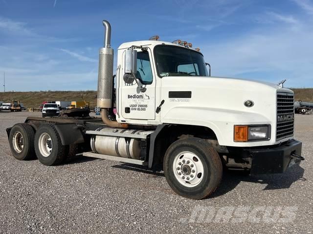 Mack CL733 Tegljači
