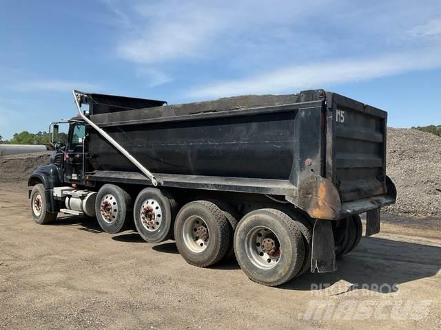Mack CV713 Kiperi kamioni