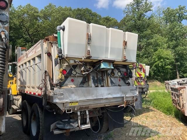 Mack CV713 Snežne daske i plugovi