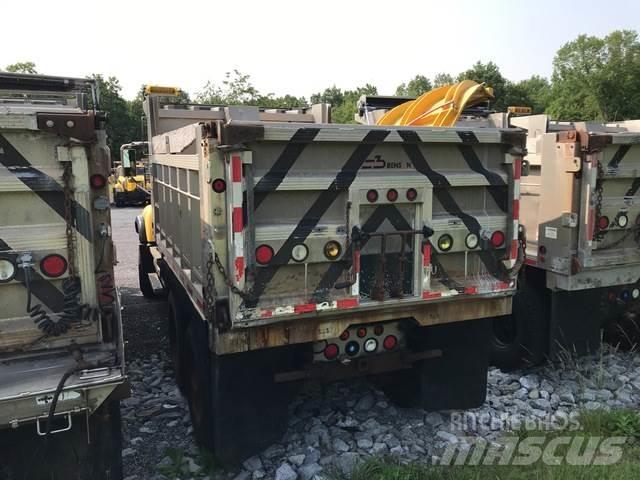 Mack CV713 Posipači soli i peska