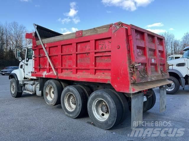 Mack CV713 Kiperi kamioni