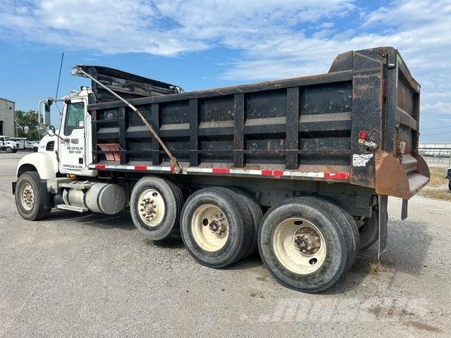 Mack CV713 Kiperi kamioni