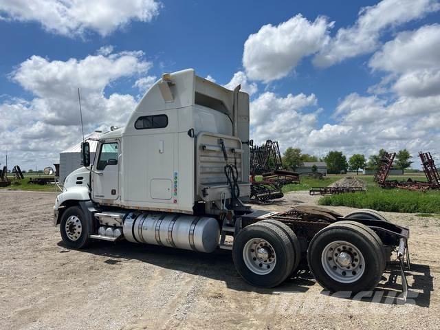 Mack CXU600 Tegljači