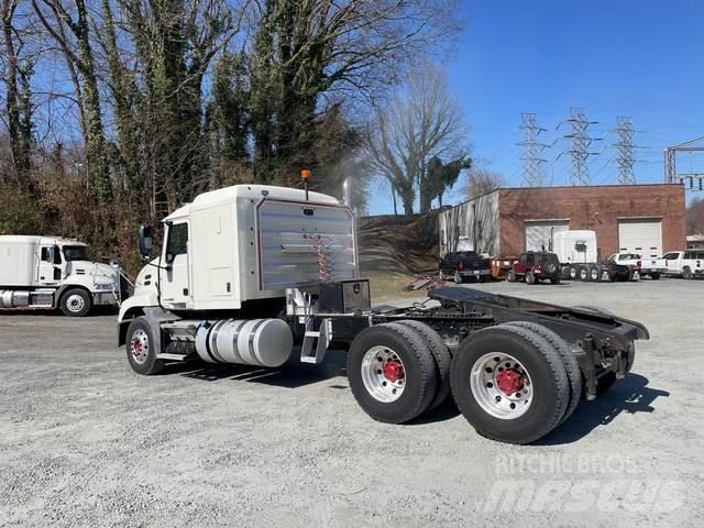 Mack CXU613 Tegljači