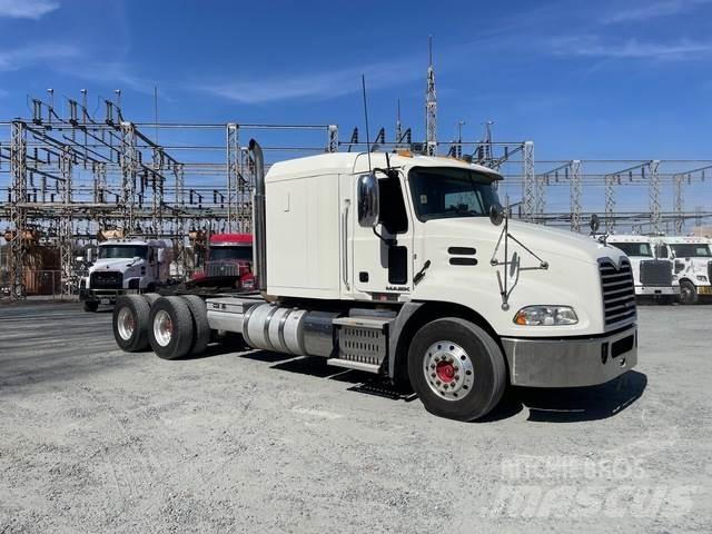 Mack CXU613 Tegljači