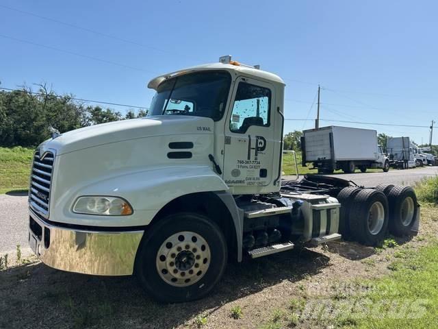 Mack CXU613 Tegljači