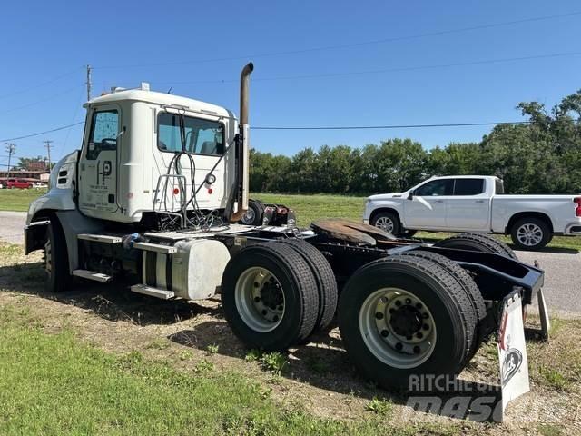 Mack CXU613 Tegljači