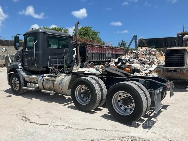 Mack CXU613 Tegljači