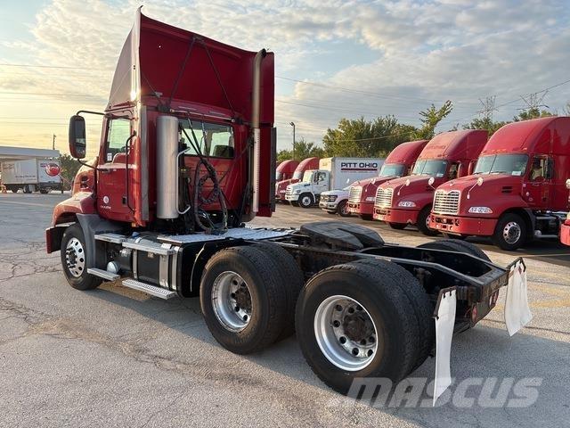 Mack CXU613 Tegljači