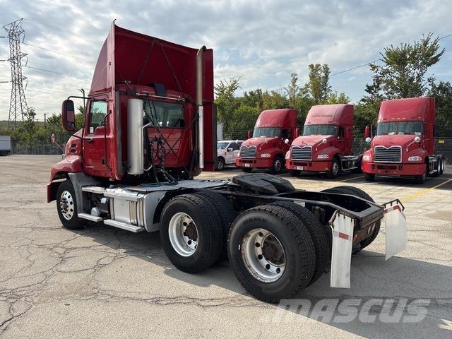 Mack CXU613 Tegljači