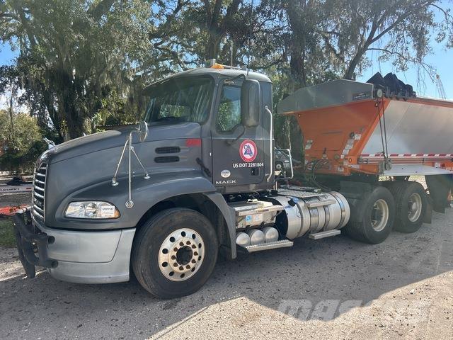 Mack CXU613 Tegljači