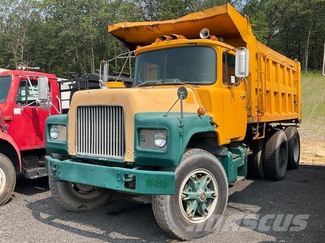 Mack DM686SX Kiperi kamioni