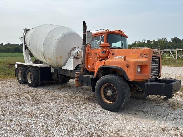 Mack DM690 Kamioni za vodu