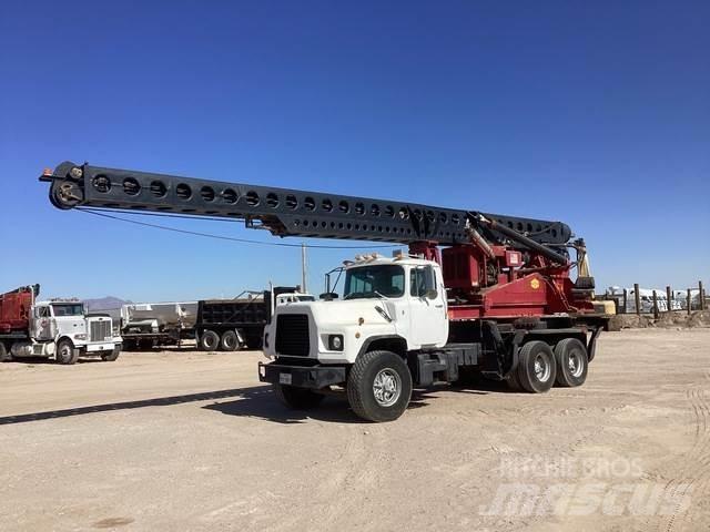 Mack DM690S Polovni mobilni kamioni za bušenje