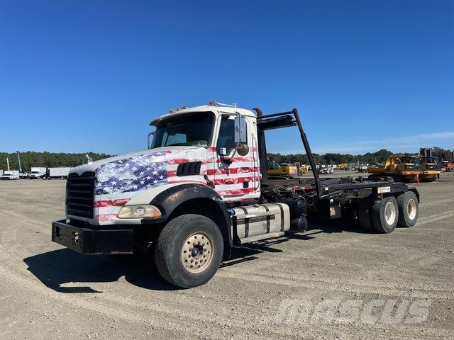 Mack GU533 Rol kiper kamioni sa kukom za podizanje tereta