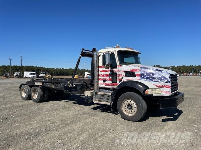 Mack GU533 Rol kiper kamioni sa kukom za podizanje tereta