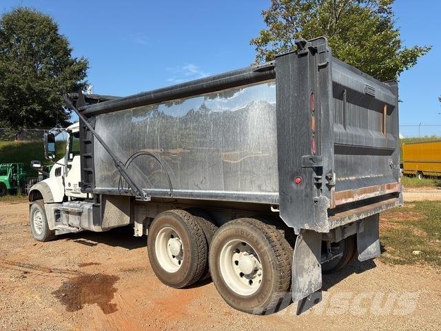 Mack GU713 Kiperi kamioni