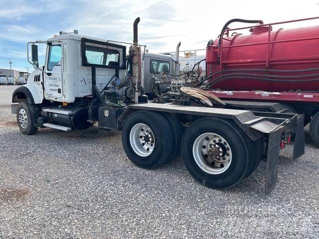 Mack GU713 Tegljači
